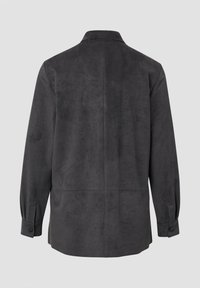 Dunkelgraue Wildlederjacke mit geradem Schnitt, langen Ärmeln, details an den knöpfbaren Manschetten und einem klassischen Kragen, von hinten betrachtet.