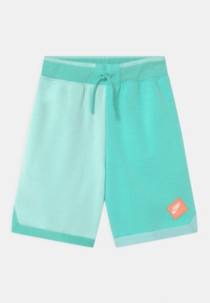 Short de sport bicolore turquoise avec taille à cordon et petit patch logo Nike Jumpman orange sur la partie inférieure de la jambe droite.