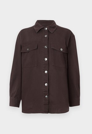 Giacca camicia marrone scuro in cotone, con colletto, chiusura frontale a bottoni, due tasche sul petto e bottoni in argento. Maniche lunghe.