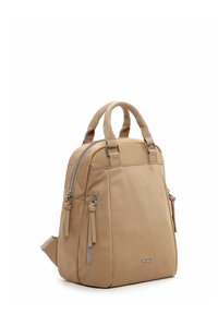 Zaino marrone chiaro realizzato in materiale sintetico, dotato di manici doppi, chiusure con zip e due tasche laterali con linguette. Design liscio e strutturato.