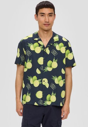 Chemise à manches courtes en bleu marine avec un motif vif de citron vert et de feuilles, avec étiquettes textuelles. Fabriquée en tissu léger, à col et à fermeture à boutons.