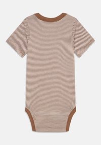 Kortermet bodysuit med brune og hvite horisontale striper, med en brun ribbestrikket krage og trykknapper i bunnen for enkel bytting.