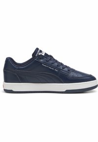 Baskets en cuir bleu marine avec semelle blanche, lacets noirs et texte blanc "Porsche 911 Turbo 3.0 - 1974" sur le côté.