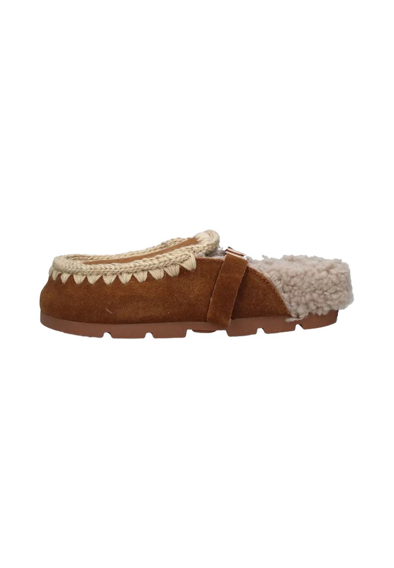 Pantofole stile mocassino, tomaia in suede marrone, accenti beige simili alla lana, bordatura intrecciata, cinturino regolabile, suola in gomma testurizzata.