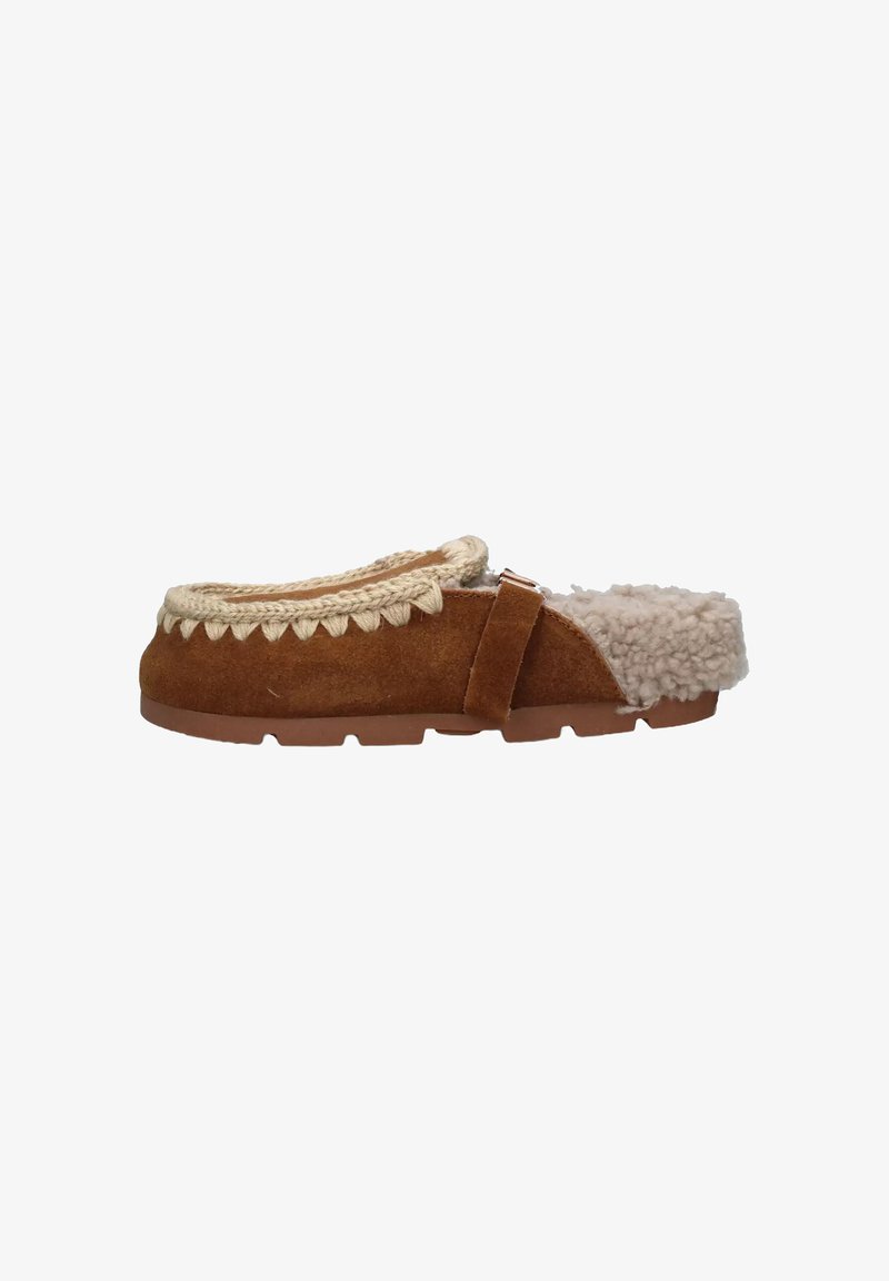 Pantofole stile mocassino, tomaia in suede marrone, accenti beige simili alla lana, bordatura intrecciata, cinturino regolabile, suola in gomma testurizzata.