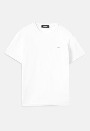T-shirt en coton blanc à manches courtes, décolleté en V, avec un petit logo argenté sur la partie gauche de la poitrine. Design simple avec une texture lisse.