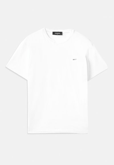 Tricou alb din bumbac, cu mâneci scurte, de tip v și cu un mic logo argintiu în zona stângă a pieptului. Design simplu, cu o textură netedă.
