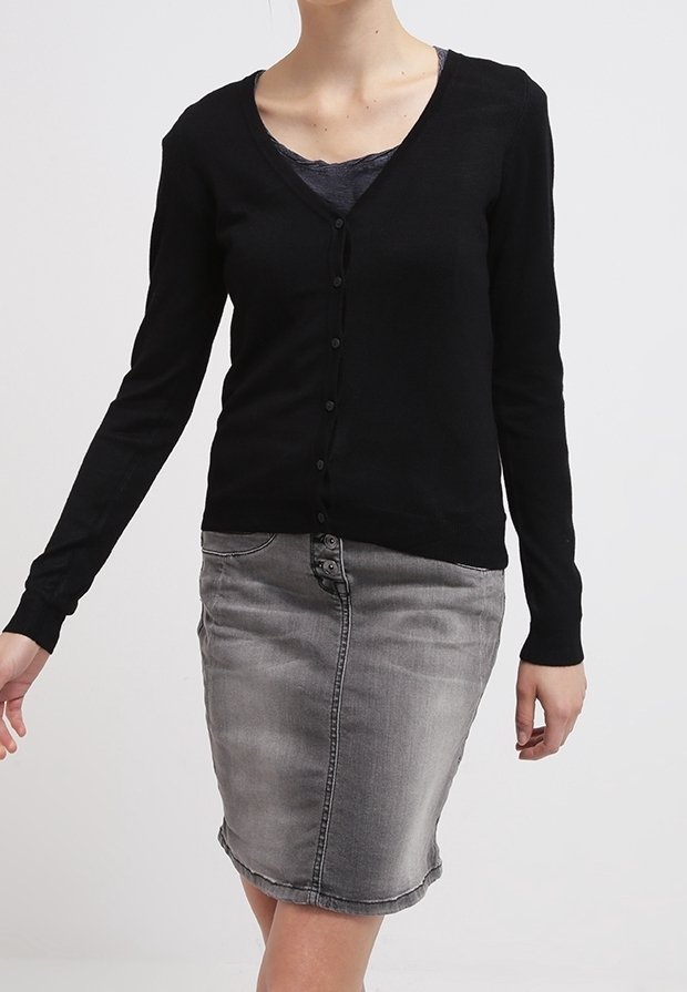 Cardigan noir à manches longues avec un col en V et des boutons sur le devant, porté par-dessus un débardeur gris et associé à une jupe crayon en denim gris.