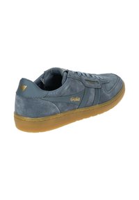 Sneakers blu in pelle scamosciata con suola in gomma, caratterizzate da strisce laterali e dettagli in oro sul lato e sul tallone. Design con lacci sul davanti.