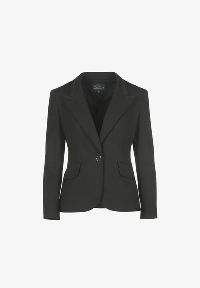 Fekete blézer, testhezálló sziluettel, kivágott hajtókával és két elülső zsebből áll. Egy gombbal záródik, sima szövet textúrával rendelkezik.