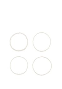 Neljä valkoista elastista rannekorua, jotka on valmistettu pienistä, sileistä helmistä. Korut ovat pyöreän muotoisia ja niiden design on yhtenäinen ilman näkyvää mekanismia.