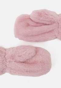 Lyserøde faux fur vanter med runde spidser og en blød, fluffy tekstur. Har kaninøre former på bagsiden for ekstra detaljer.