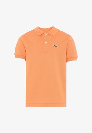 Oranje korte mouw polo met twee knopen en een klein groen krokodillenlogo op de linkerborst.