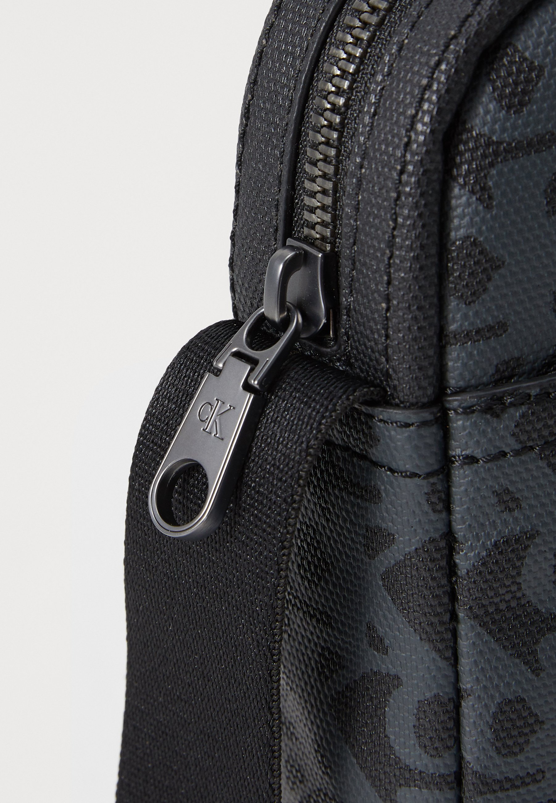 【massnoun】JOURNALIST CROSS BAG Amazon.com : Emitting Rainbow Sparkles Fashion Clear