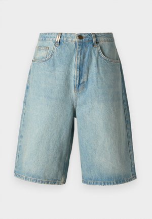 Lyseblå jeansshorts med en avslappet passform, som har frontlommer, en knappelukking og en bleket vask med subtile slitasjedetaljer.