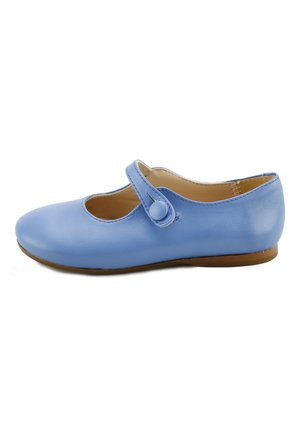 Zapato Mary Jane de cuero azul claro con correa de botón redondo y suela plana marrón, visto de lado.