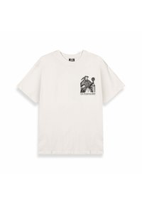 Weißes Baumwoll-T-Shirt mit kurzen Ärmeln. Das Shirt hat einen schwarzen Grafikdruck auf der linken Seite, der zwei Figuren und einen Text darunter zeigt.