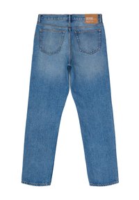 Jeans in denim blu con taglio diritto, cinque tasche e un'etichetta in pelle marrone. Presentano sezioni sbiadite e un orlo cucito.
