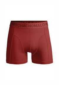 Rde bokserice iz raztegljive tkanine. Opremljene s črnim elastičnim pasom z logotipom "MUCHACHOMALO" in ukrivljenimi šivi. Brez dodatnih vzorcev.