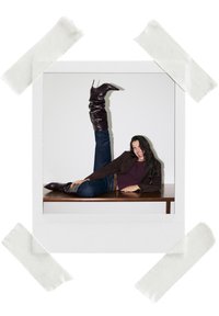 Lesklé bordové vysoké čižmy so sklopeným dizajnom, nosené s modrými džínsami a hnedou bundou, na jednoduchom pozadí.