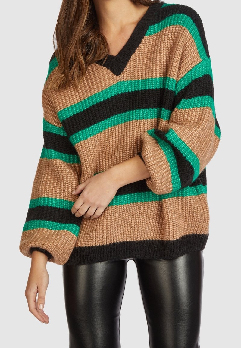 Pull tricoté avec un col en V, orné de larges rayures horizontales noires, vertes et marron. Manches longues et surdimensionnées avec une texture côtelée.