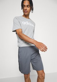 adidas Sportswear ESSENTIALS SINGLE LINEAR EMBROIDERED - Apdrukāts T-krekls - medium grey heather