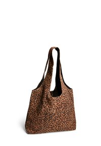 Sac fourre-tout en imprimé léopard marron et noir, avec de longues poignées et un haut ouvert. Fabriqué en tissu doux avec une surface texturée.