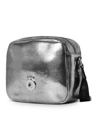 Borsa quadrata metallica argento con superficie texture, chiusura con zip e dettagli del logo del marchio sulla parte anteriore. Tracolla regolabile di lato.