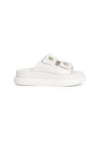 Witte slider-sandalen met twee verstelbare banden. Bevat decoratieve accenten, een gestructureerde bovenkant en een dikke plateauzool.