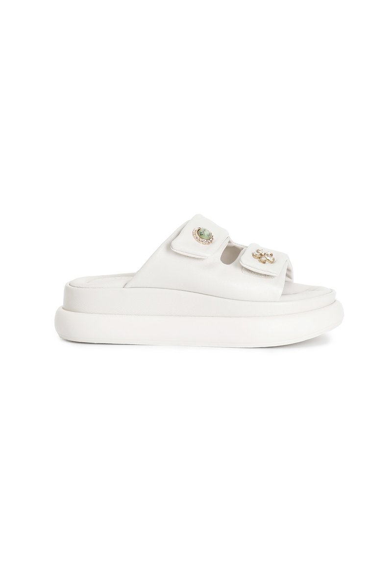 Witte slider-sandalen met twee verstelbare banden. Bevat decoratieve accenten, een gestructureerde bovenkant en een dikke plateauzool.