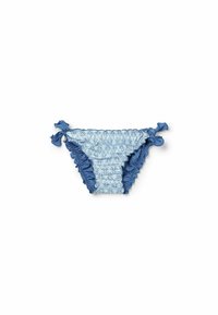 Parte inferior de bikini azul con tela blanca estampada que presenta motivos de hojas, bordes con volantes y lazos laterales. Textura suave, diseño ajustable.