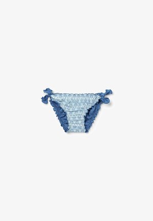 Parte inferior de bikini azul con tela blanca estampada que presenta motivos de hojas, bordes con volantes y lazos laterales. Textura suave, diseño ajustable.