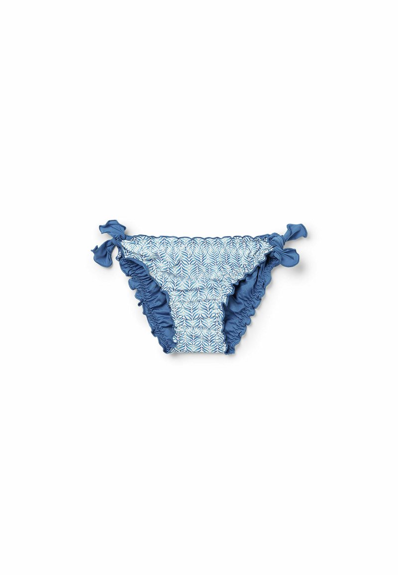 Parte inferior de bikini azul con tela blanca estampada que presenta motivos de hojas, bordes con volantes y lazos laterales. Textura suave, diseño ajustable.