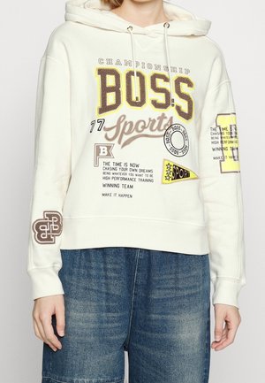 Weißer Hoodie mit „BOSS Sports“-Grafik in Gelb und Braun, mit Textakzenten und Logopatches. Ausgestattet mit verstellbarer Kapuze und gerippten Bündchen.
