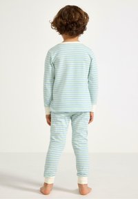 Ensemble de pyjama en coton à rayures bleu clair et vert, avec des manches longues et un pantalon, doté de poignets blancs et d'un col arrondi, vu de dos.