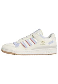 Zapatillas de cuero blanco con acentos azules y rayas rojas. Las características incluyen una puntera perforada, cuello acolchado y suela de goma con banda de rodadura texturizada.