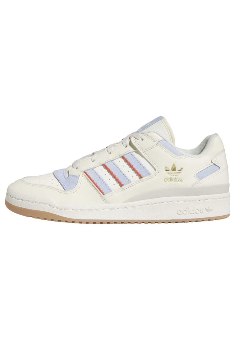 Zapatillas de cuero blanco con acentos azules y rayas rojas. Las características incluyen una puntera perforada, cuello acolchado y suela de goma con banda de rodadura texturizada.
