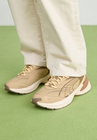 Puma VELOPHASIS EARTH UNISEX - Tossud - prairie tan/chamomile