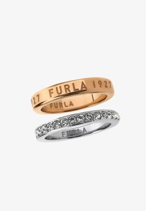 Zwei Ringe übereinander gestapelt; der obere ist roségold mit dem eingeprägten "1927 FURLA", der untere ist silber mit klaren Steinen und graviertem "FURLA."