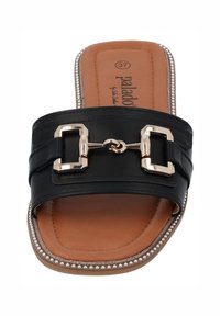 Sandale noire à semelle en tan, bord à perles argentées sur le bord de la semelle et détail de boucle dorée décorative sur la large sangle avant.