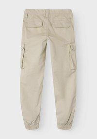Beżowe spodnie cargo z elastycznymi mankietami; posiadają dwie duże kieszenie boczne i dwie kieszenie tylne; wykonane z lekkiego, oddychającego materiału.