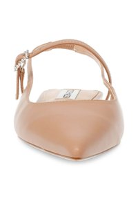 Zapato plano de cuero beige con punta afilada, tira en el tobillo y pequeño detalle de hebilla decorativa. Textura suave y diseño minimalista.