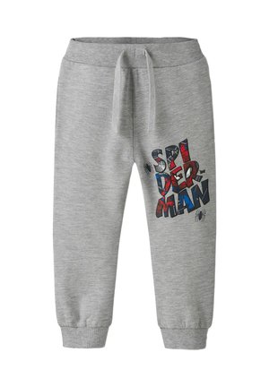 Sivé detské tepláky s elastickým pásom a manžetami, ozdobené farebným nápisom „Spider-Man“ a malými pavúčikmi na pravej nohe.