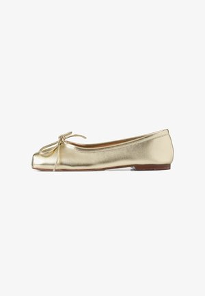 Metallische gouden balletschoenen, glad leer, vierkant teen, dunne strikdetail aan de voorkant, lage zool, minimale stiksels, geen zichtbare sluitingen.