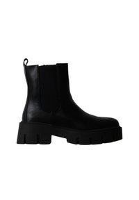 Bottine noire en cuir avec semelle épaisse à rainures, côtés élastiques et languette au talon, vue de profil.