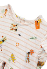 Robe en coton avec des rayures rose clair et des imprimés colorés sur le thème de la plage, comprenant des baigneurs et des accessoires, avec un design de manches volantes.