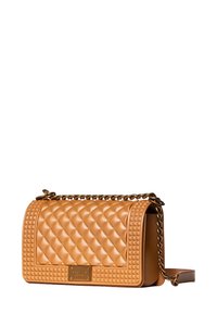 Borsa a tracolla in finta pelle tan con motivo trapuntato, borchie a piramide e tracolla in oro. Forma rettangolare con texture liscia e placca con logo.