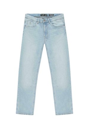 Lichtblauwe jeans met rechte pijpen, voorzakken, riemlussen en een knoopsluiting op een witte achtergrond.