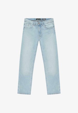 Lichtblauwe jeans met rechte pijpen, voorzakken, riemlussen en een knoopsluiting op een witte achtergrond.