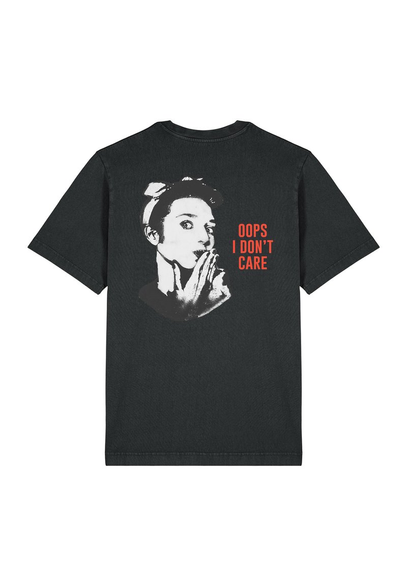 Zwarte katoenen T-shirt met een grafiek van een gezicht met een hand op de lippen en de tekst "OOPS I DON'T CARE" in vet rood.